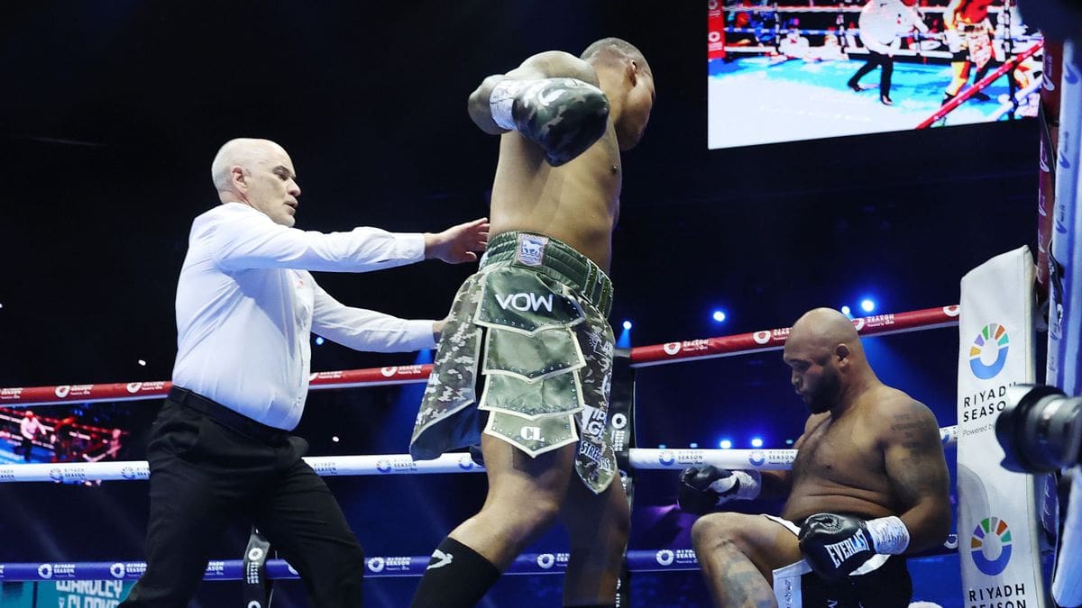 Wardley KOs Clarke In The First