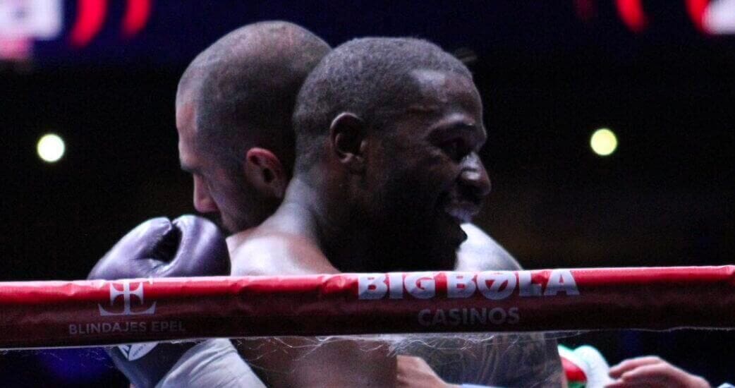 Fans Boo After Mayweather Outclasses Gotti