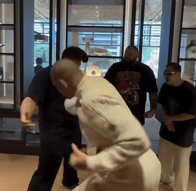 Fan Shrugs Off Alex Pereira’s Brutal Body Shots, Leaves UFC Star Stunned!